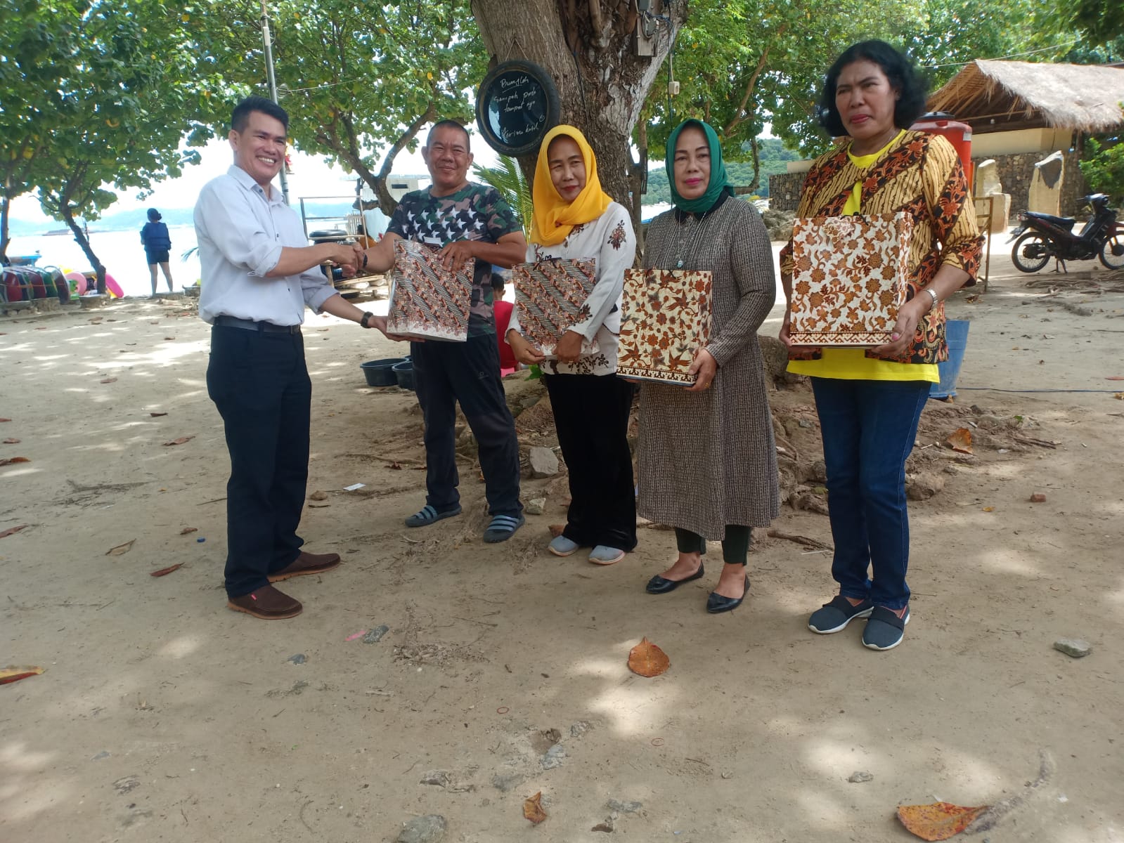 SMPN 17 Bandar Lampung Peringati HUT PGRI dan HGN ke-77 Sekaligus Temu Pamit Purna Bhakti