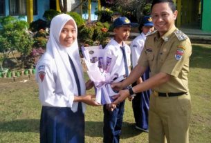 Peringatan Hari Pahlawan SMPN 3 Mesuji Bagikan Bingkisan