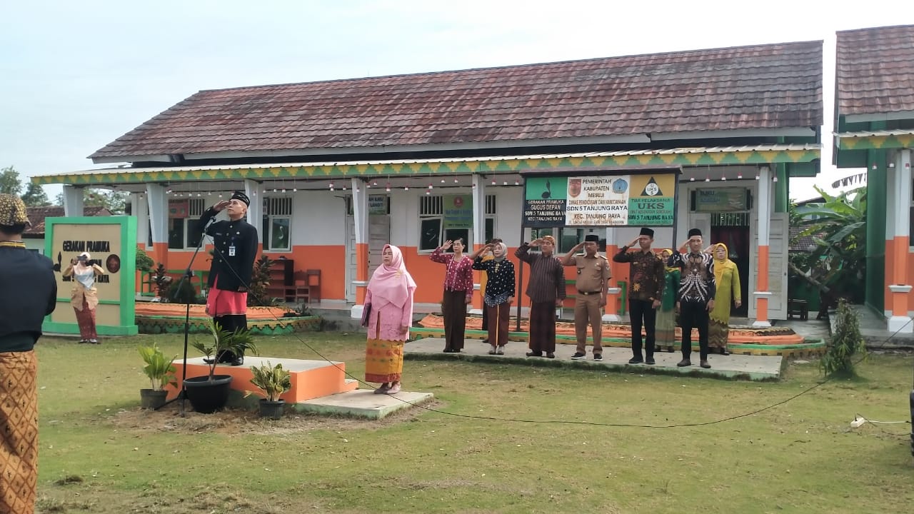 SDN 5 Tanjung Raya Menggelar Upacara Hari Sumpah Pemuda