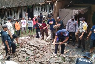 Sinegritas Aparat Kewilayahan Sambi membantu Perbaikan Talud Masjid