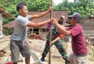 Sinergi TNI Bersama Rakyat, Babinsa Bantu Bangun Rumah Warga