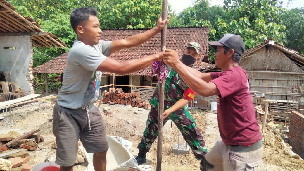 Sinergi TNI Bersama Rakyat, Babinsa Bantu Bangun Rumah Warga