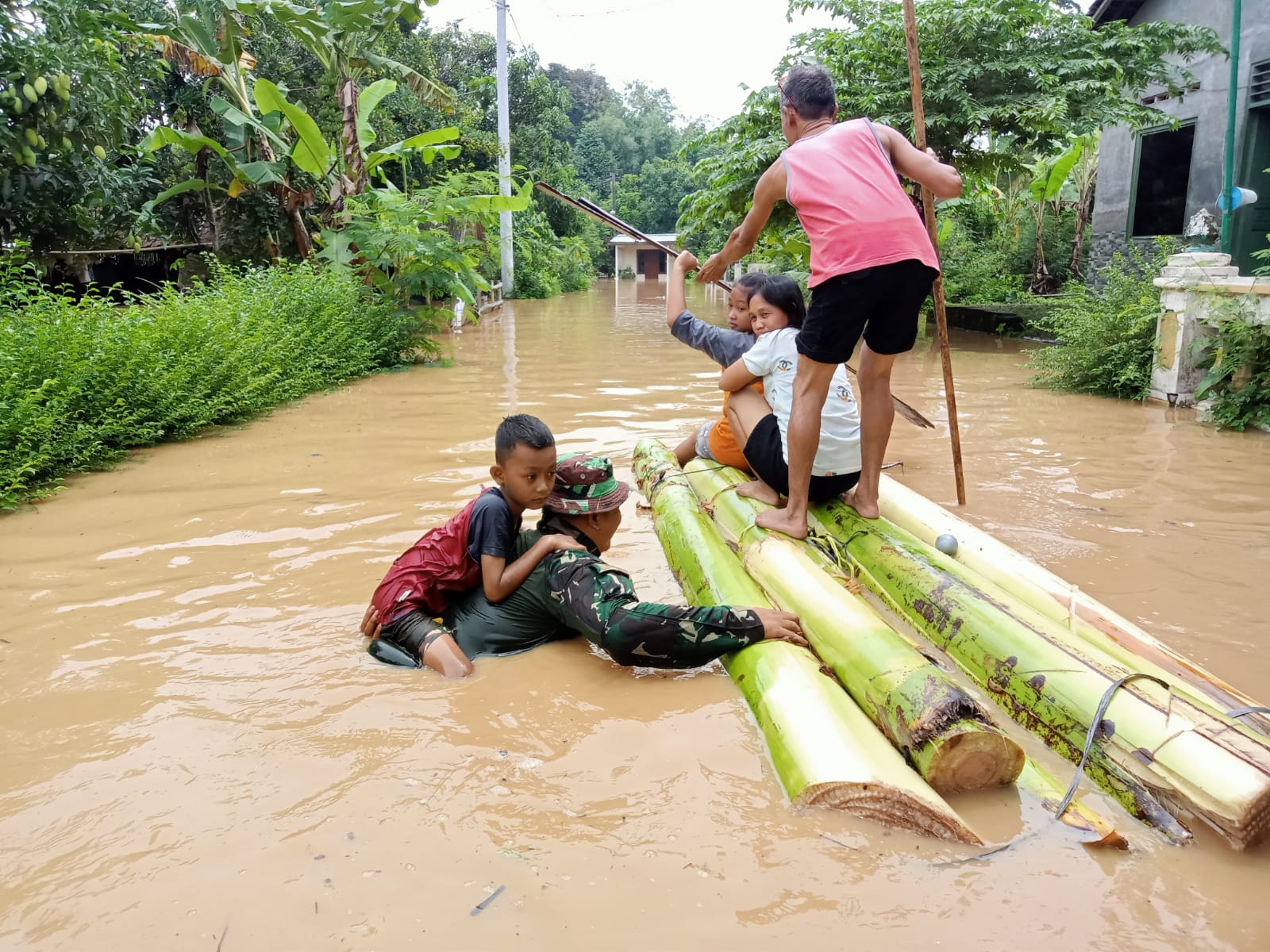TNI-Polri, SAR, Relawan dan Masyarakat bersinergi Evakuasi dan salurkan bantuan akibat banjir di desa Kadokan Grogol