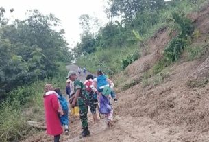 Tanggap Bencana, Babinsa Bantu Evakuasi Tanah Longsor