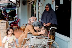 Terus Tingkatkan Kepedulian Sosial Pemerintah, Wagub Chusnunia Beri Bantuan Kursi Roda kepada Warga Kemiling, Bandar Lampung