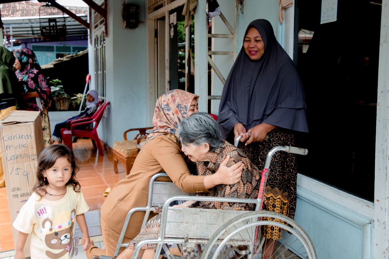 Terus Tingkatkan Kepedulian Sosial Pemerintah, Wagub Chusnunia Beri Bantuan Kursi Roda kepada Warga Kemiling, Bandar Lampung