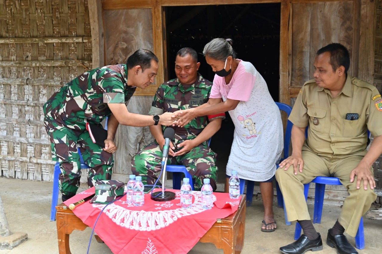 Vicon Kasad dengan Dandim 0726/Sukoharjo dan Babinsa, Rencanakan bantuan RTLH kepada Ibu Rantinem di desa Tawang, Kec. Weru.