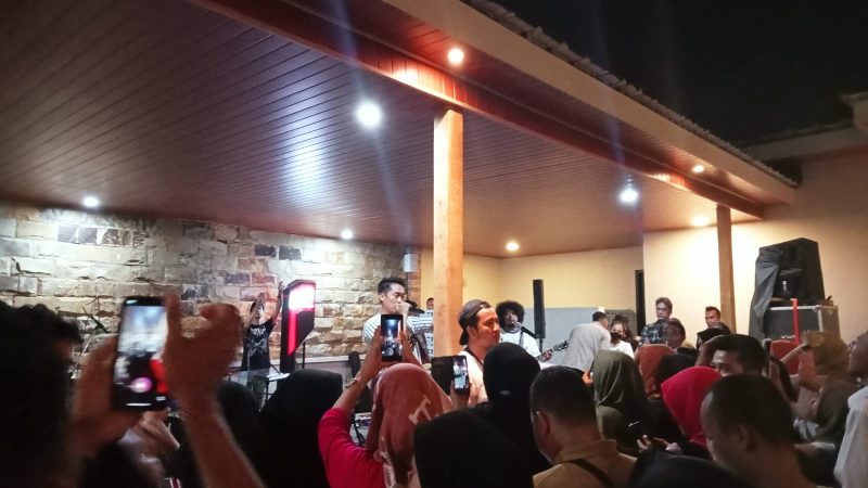 Band Hijau Daun Hibur Pengunjung Kiyo Cafe Kotabumi
