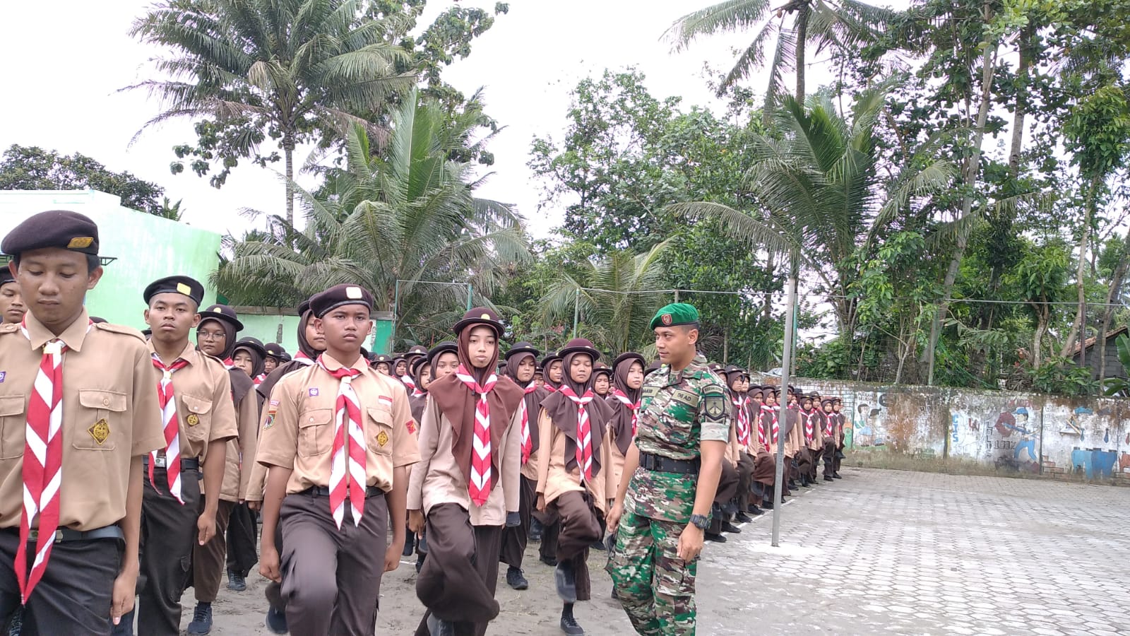 Tanamkan Jiwa Korsa dan Kedisiplinan, Babinsa Joyotakan Gembleng Baris Berbaris.