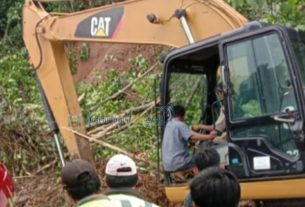 Bersihkan Tanah Longsor Di Badan Jalan Pekon Tembakak Arus Lalu Lintas Kembali Normal