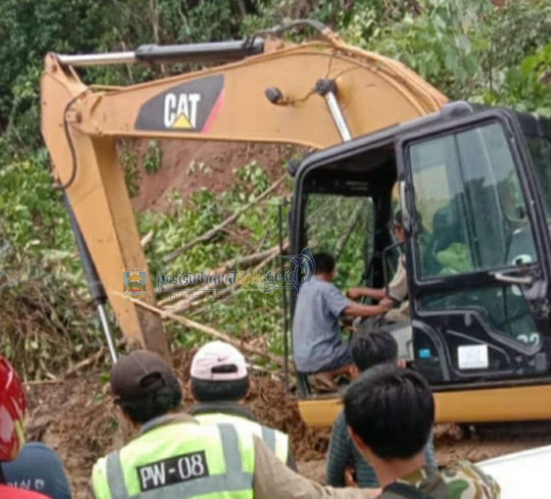 Bersihkan Tanah Longsor Di Badan Jalan Pekon Tembakak Arus Lalu Lintas Kembali Normal