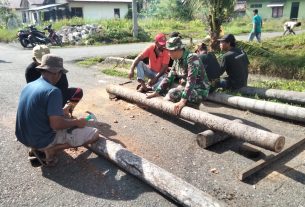 Wujudkan Kampung Pancasila Yang Aman Dan Nyaman, Babinsa Jajaran Kodim 0105/Abar Bersama Masyarakat Goro Bangun Pos Kamling