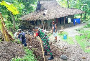Wujudkan Kemanunggalan TNI bersama Rakyat, Babinsa Nogosari Bantu Pembuatan Pondasi Pagar