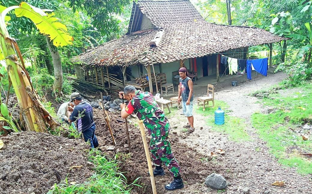 Wujudkan Kemanunggalan TNI bersama Rakyat, Babinsa Nogosari Bantu Pembuatan Pondasi Pagar