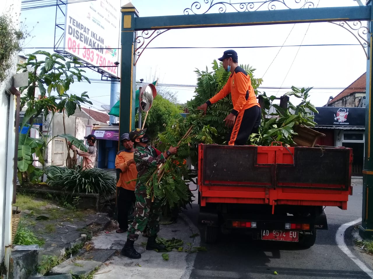 Wujudkan Kemanunggalan TNI - Rakyat , Babinsa Kelurahan Keprabon Kerja Bakti Bersama