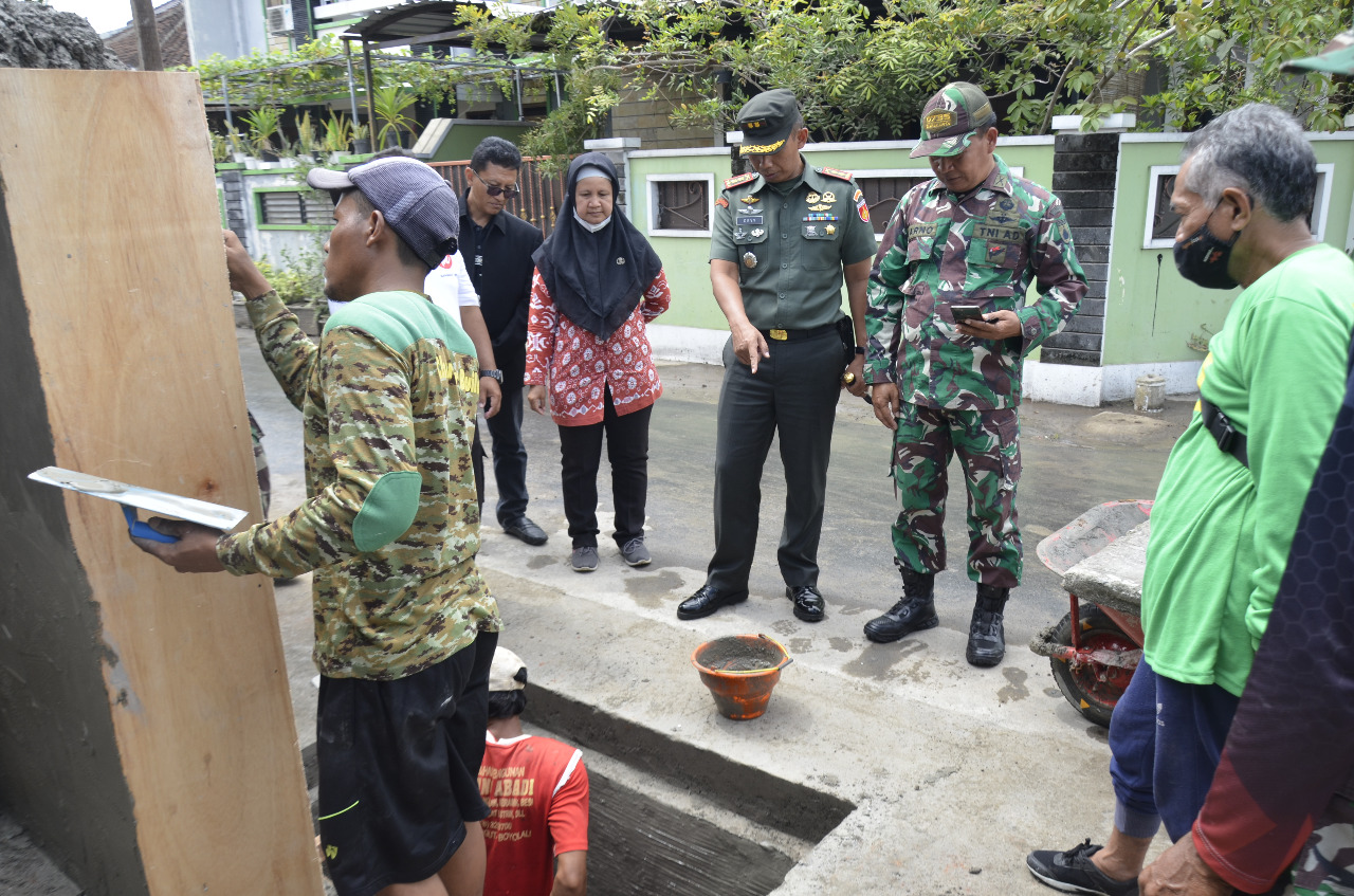 Yakinkan Sesuai Target, Dandim 0735/Surakarta Sidak Karya bakti Daerah Tahap VII  di Wilayah Kelurahan Sumber