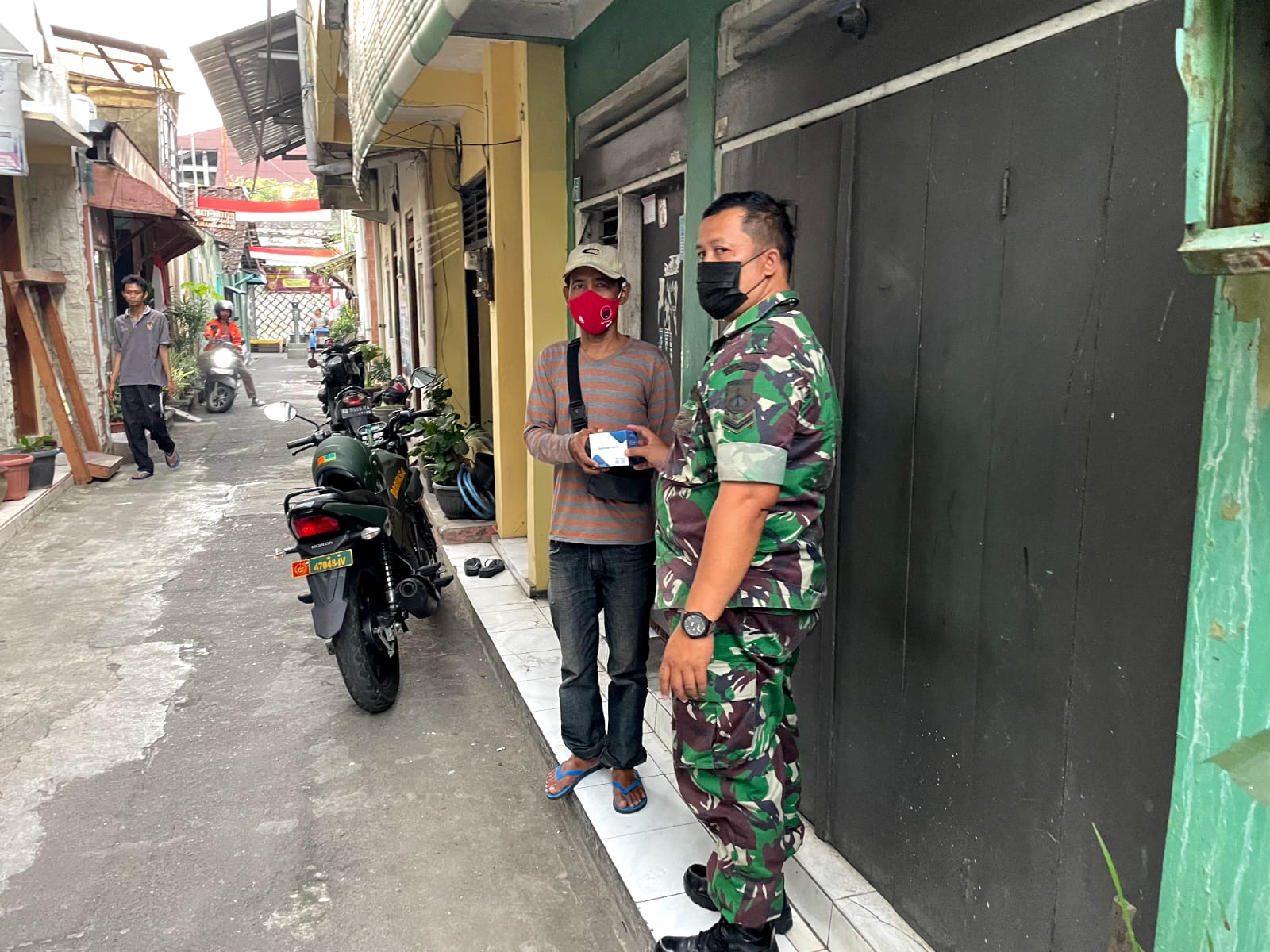 Kepedulian Babinsa kelurahan kemlayan melaksanakan pelaksanaan pemberian obat kepada warga yang terpapar covid 19