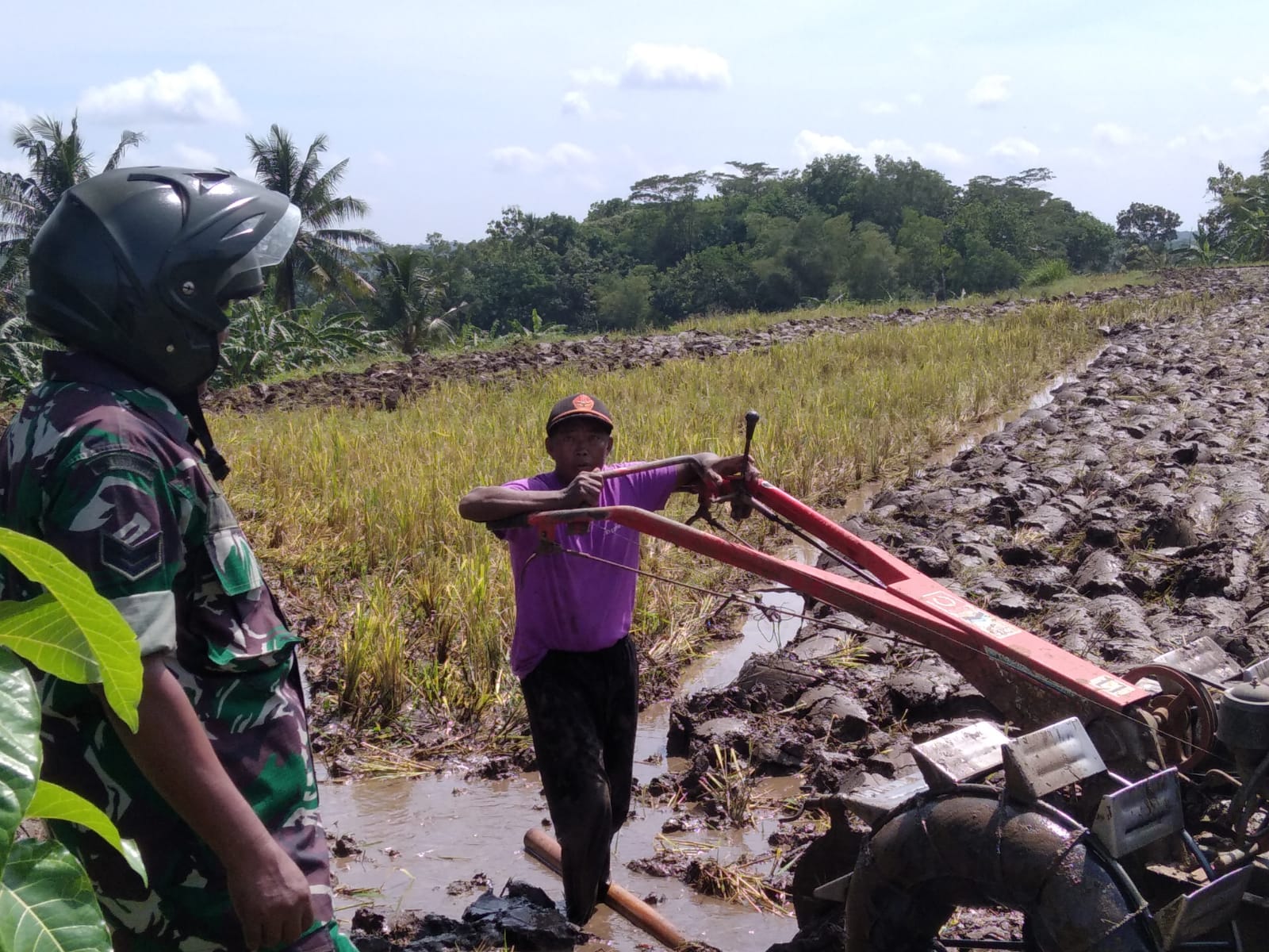 Babinsa Kemusu Sambangi Petani Saat Pengolahan Lahan