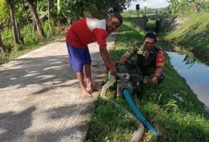 Babinsa Sembungan Bantu Petani Mengairi Sawah