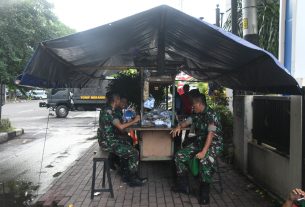 Berkah Pengamanan Prajurit TNI Di Surakarta, Dagangan Pedagang Kecil Laris Manis