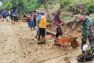 Bersama Warga Wonocolo, Babinsa Kedewan Bojonegoro bersihkan longsoran Tanah yang Menutupi Jalan