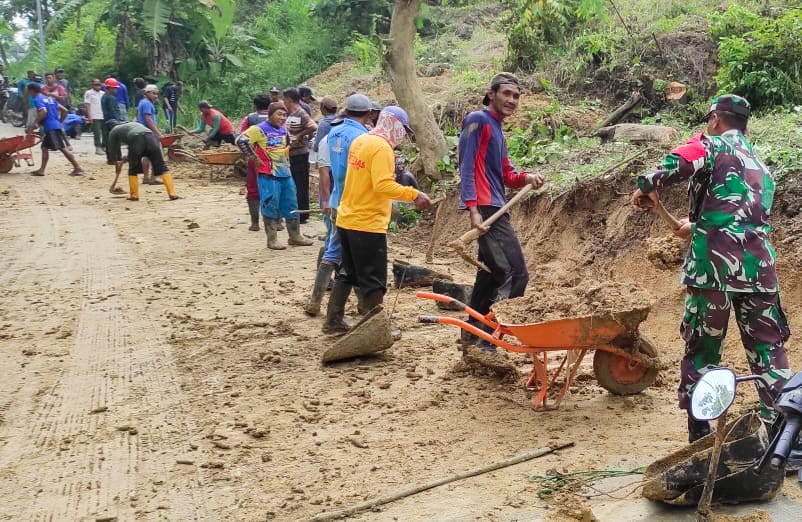 Bersama Warga Wonocolo, Babinsa Kedewan Bojonegoro bersihkan longsoran Tanah yang Menutupi Jalan