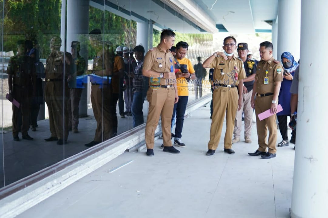 Bupati Pesisir Barat Tinjau Penataan Pembangunan Perkantoran Pemda