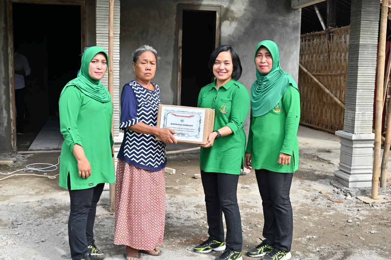 Cek Pembangunan RTLH Dandim 0726/Sukoharjo Bersama Persit KCK Cab. XLVII Laksanakan Baksos Bagi Sembako