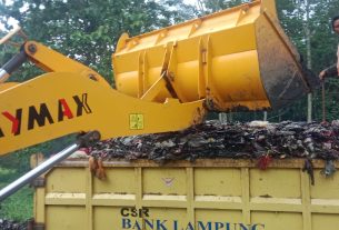 DLH Lampura turunkan dua Armada pengangkut sampah di pasar Semuli Jaya