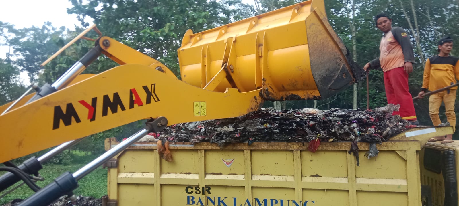 DLH Lampura turunkan dua Armada pengangkut sampah di pasar Semuli Jaya
