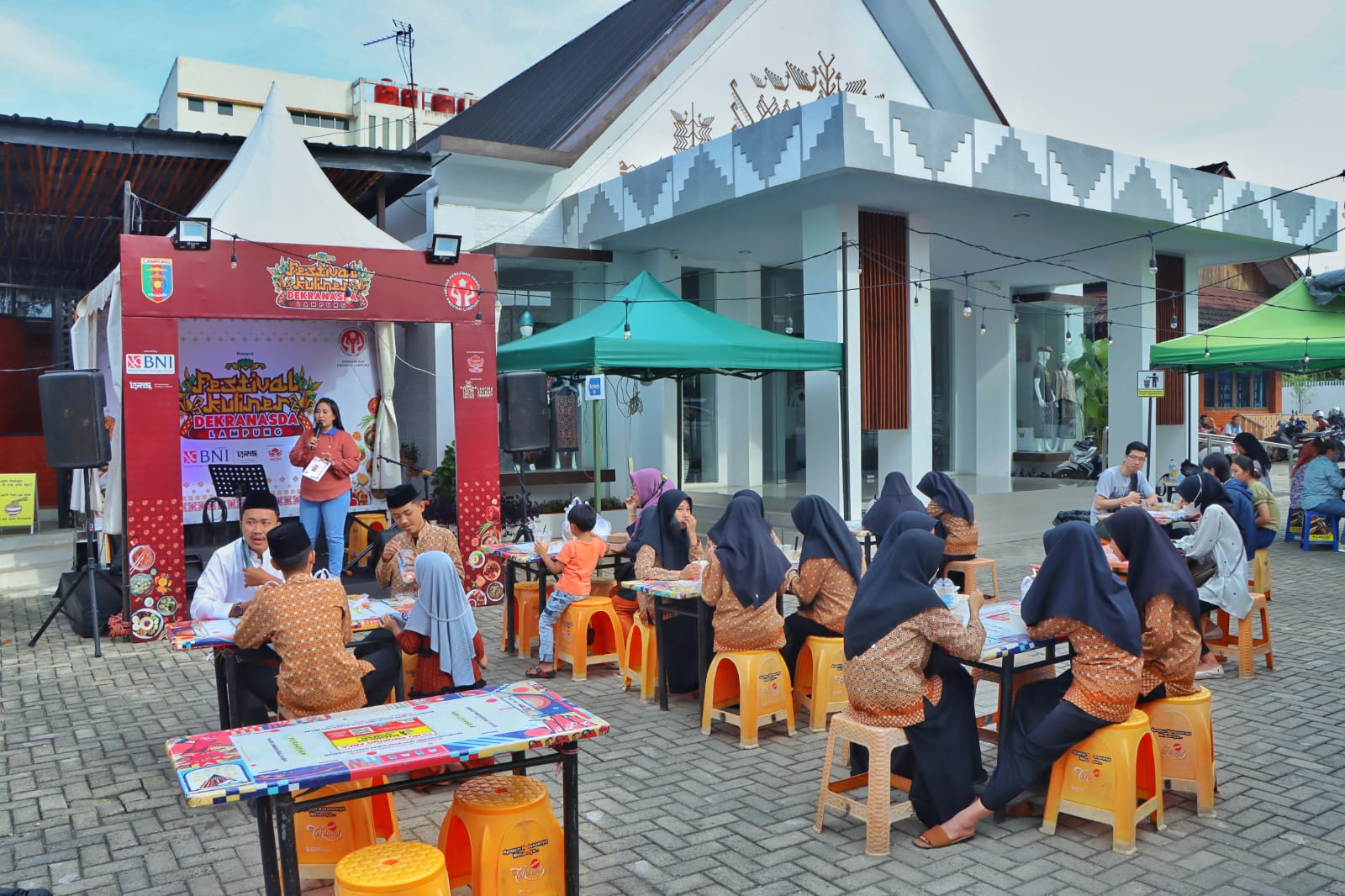 Dekranasda Provinsi Lampung Berikan Penghargaan Kepada Sejumlah Peserta Festival Kuliner