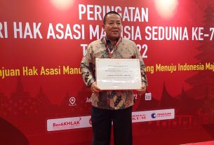 Gubernur Arinal Djunaidi Menerima Penghargaan Pembinaan Kabupaten/Kota Peduli Hak Asasi Manusia