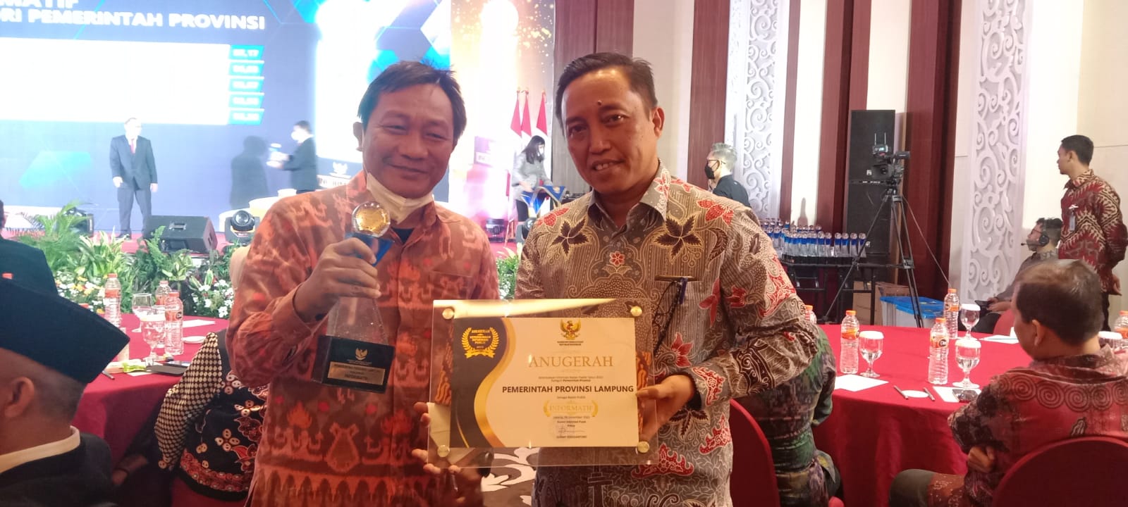 Gubernur Lampung Meraih Penghargaan Anugerah Keterbukaan Informasi Publik Tahun 2022 kategori Pemerintah Provinsi sebagai Badan Publik Informatif