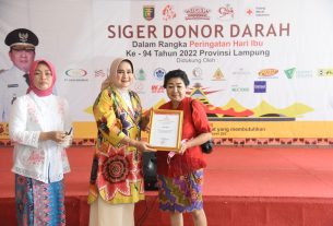 Ketua PMI Provinsi Lampung Meninjau Kegiatan Donor Darah Dalam Rangka Peringatan Hari Ibu ke-94