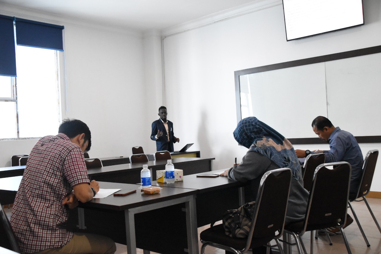 Mahasiswa Kelas Internasional IIB Darmajaya Asal Uganda ini Seminar Proposal, Ini Kata Ken