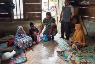 Peduli Kesusahan Masyarakat, Babinsa Koramil 01/SM Langsung Turun Ke Desa Binaan Berikan Bantuan Paket Sembako