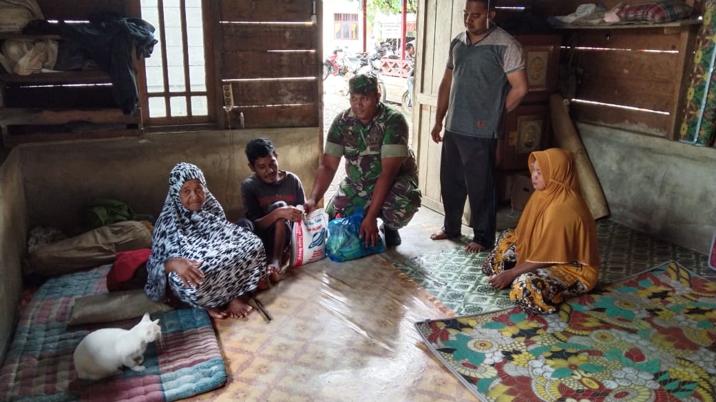 Peduli Kesusahan Masyarakat, Babinsa Koramil 01/SM Langsung Turun Ke Desa Binaan Berikan Bantuan Paket Sembako