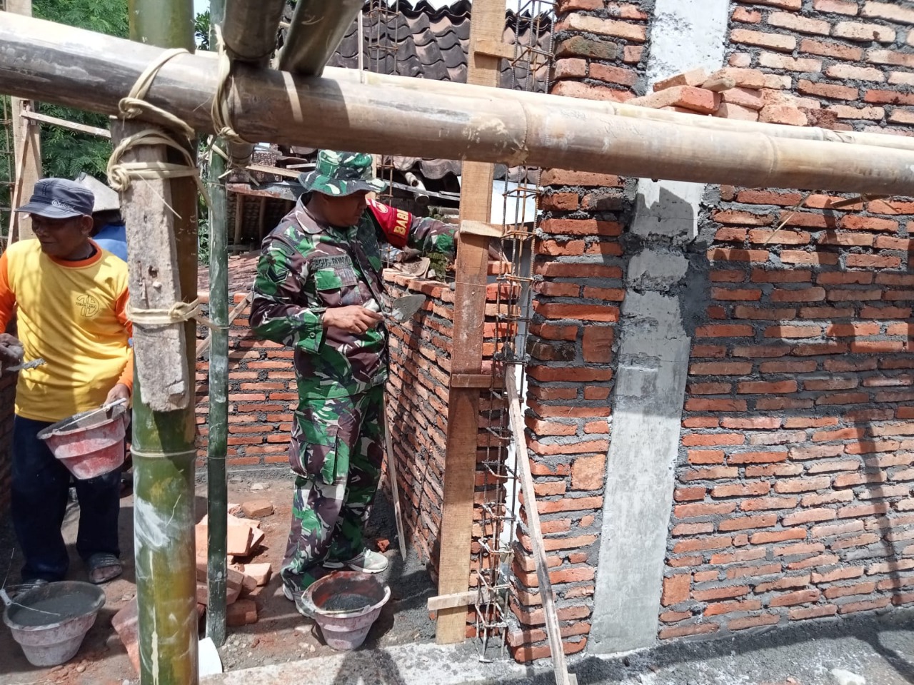 Peduli Sarana Tempat Ibadah, Babinsa Ajak Masyarakat Kerja Bakti Pembangunan Masjid