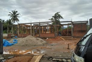 Pembangunan kantor kelurahan pasar kota Krui keluhkan cuaca buruk