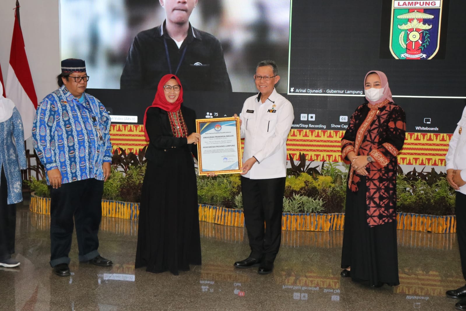 Pemerintah Provinsi Lampung Menerima Penghargaan Anugerah Prakarsa Inklusi Dari Komisi Nasional Disabilitas Pada Peringatan Hari Disabilitas Internasional