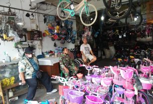 Penjual Sepeda Jadi Sasaran Komsosnya Babinsa Jayengan