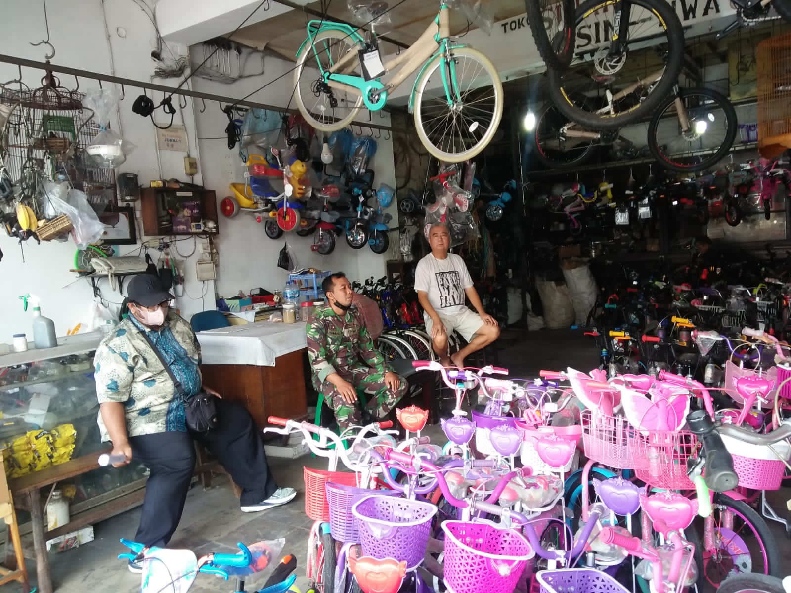 Penjual Sepeda Jadi Sasaran Komsosnya Babinsa Jayengan