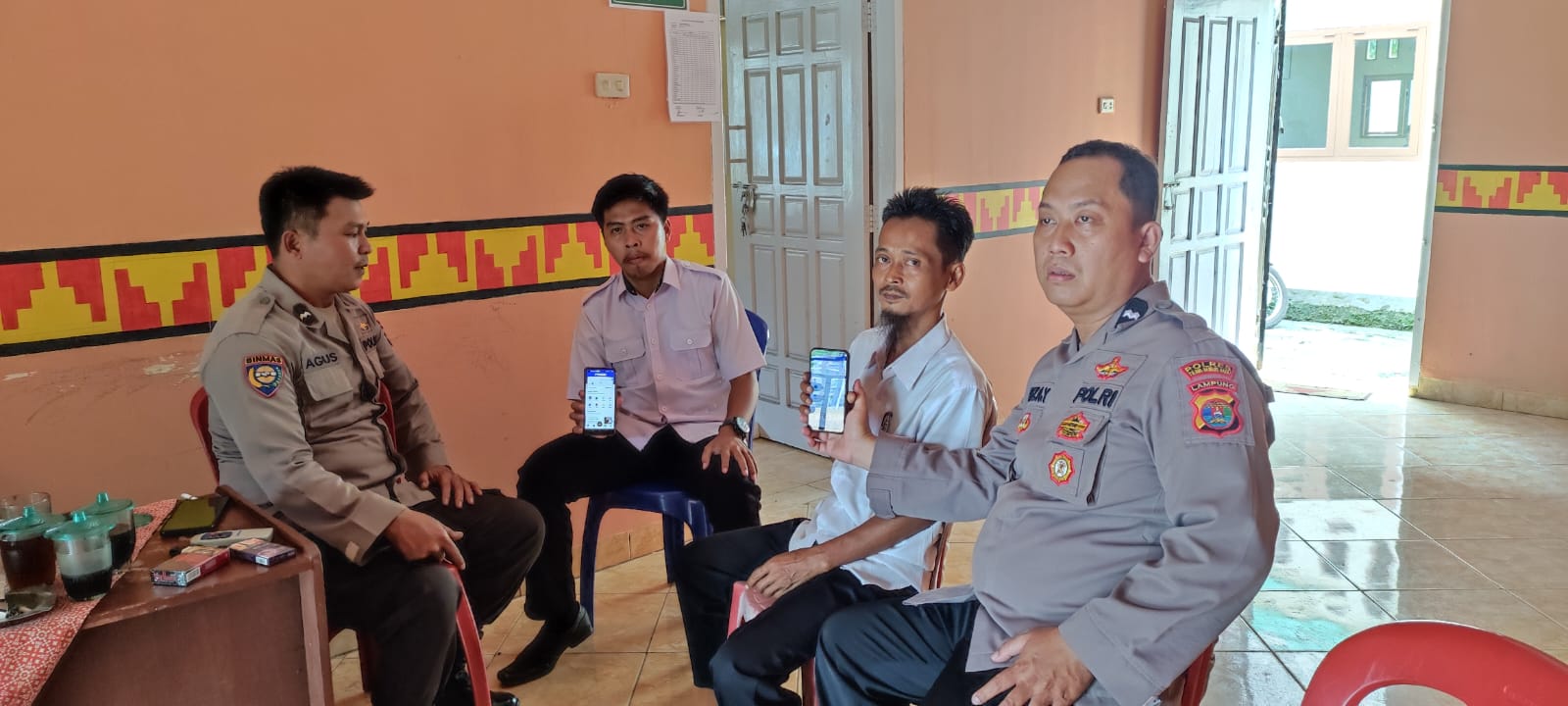 Personil Sat Binmas Sambang Ke Masyarakat Sosialisasikan Aplikasi layananPolri Super APP Presisi.