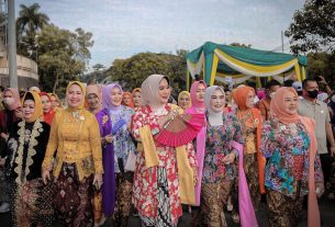 Sari Arinal Bersama Ribuan Ibu dan Generasi Milenial Ikuti Parade Berkebaya, Provinsi Lampung Kampanyekan Gerakan Kebaya Goes to UNESCO