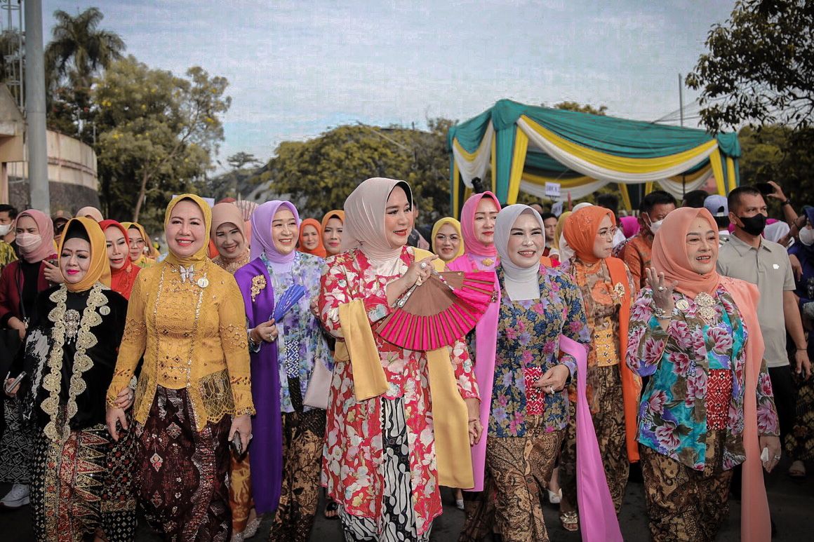 Sari Arinal Bersama Ribuan Ibu dan Generasi Milenial Ikuti Parade Berkebaya, Provinsi Lampung Kampanyekan Gerakan Kebaya Goes to UNESCO