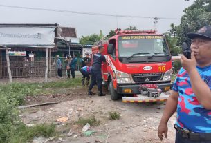 Sigap..!! Babinsa Koramil 05/Pasar Kliwon Bantu Padamkan Api Kebakaran Rumah Warga