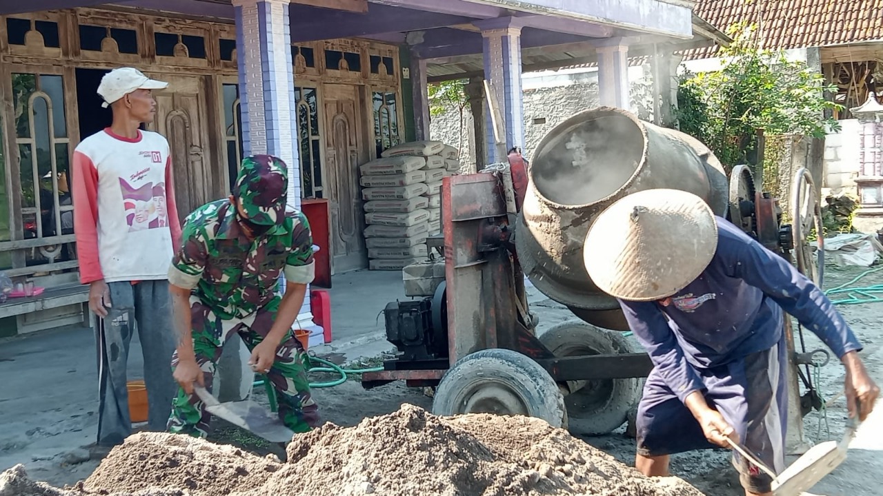 Tanamkan Sikap Gotong Royong, Babinsa Bantu Membangun Rumah Warga