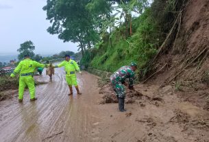 Tanggap Terhadap Bencana, Babinsa Cepogo Bantu Atasi Tanah Longsor