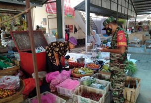 Terjun Langsung Ke Pasar Tradisional, Babinsa Cek Harga Sembako