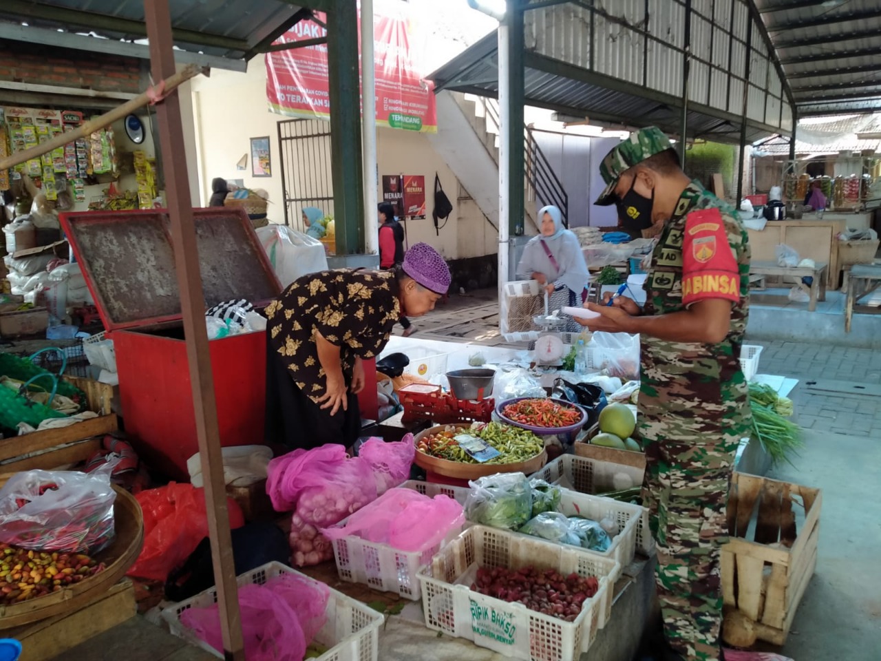 Terjun Langsung Ke Pasar Tradisional, Babinsa Cek Harga Sembako
